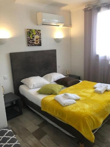 Le Castelet Hotel แซ็งต์-มารี-เดอ-ลา-แมร์ ภายนอก รูปภาพ